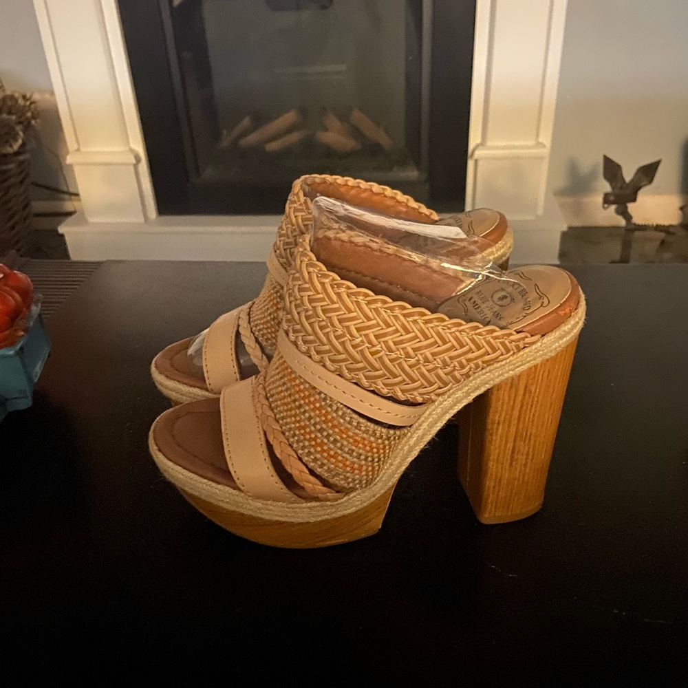 Lucky brand, multi pattern, wedge